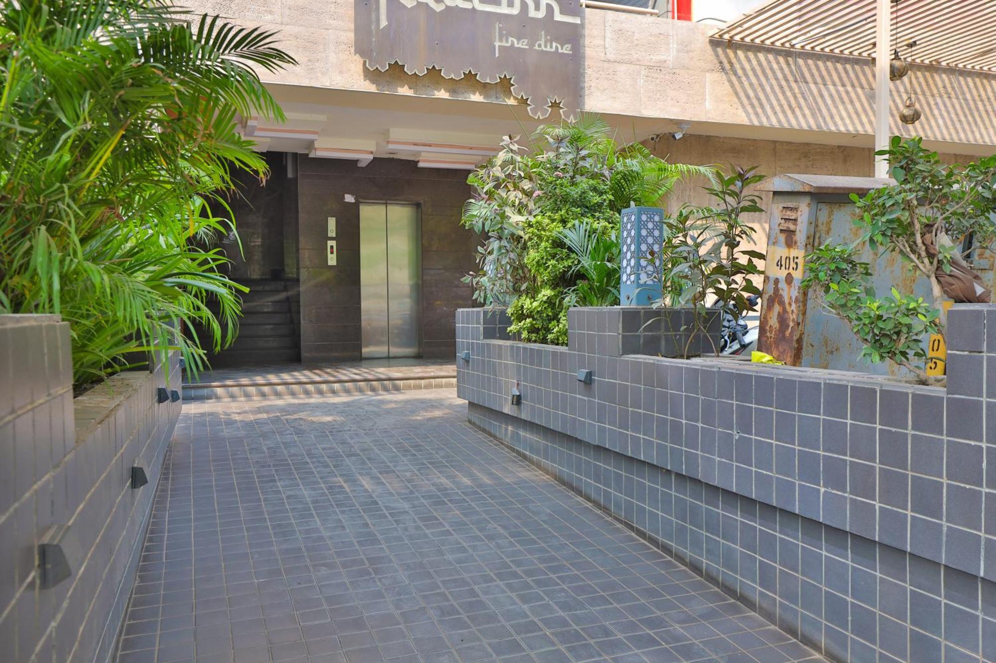 Hotel The Grand Suites 阿穆达巴 外观 照片