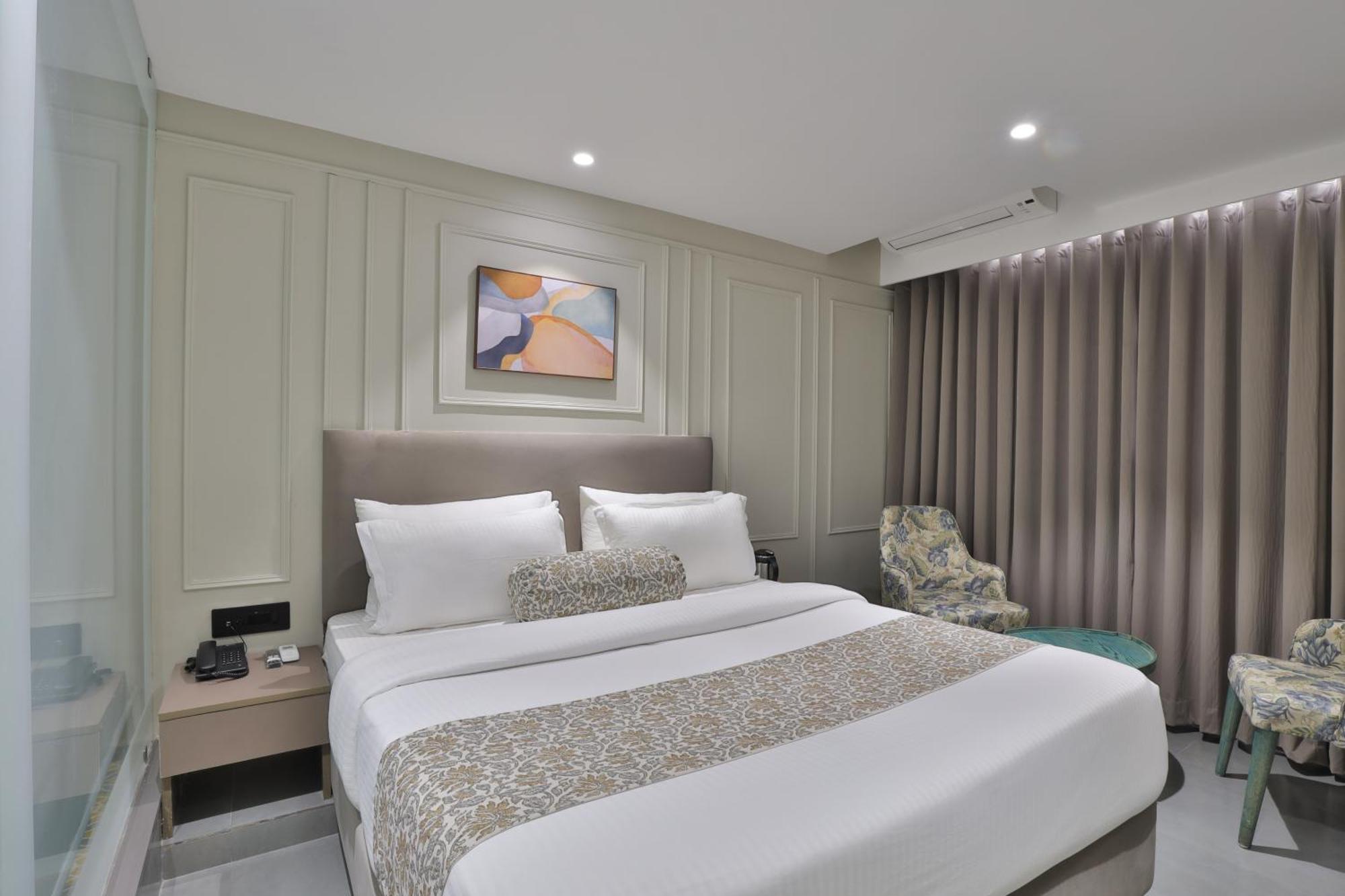 Hotel The Grand Suites 阿穆达巴 外观 照片