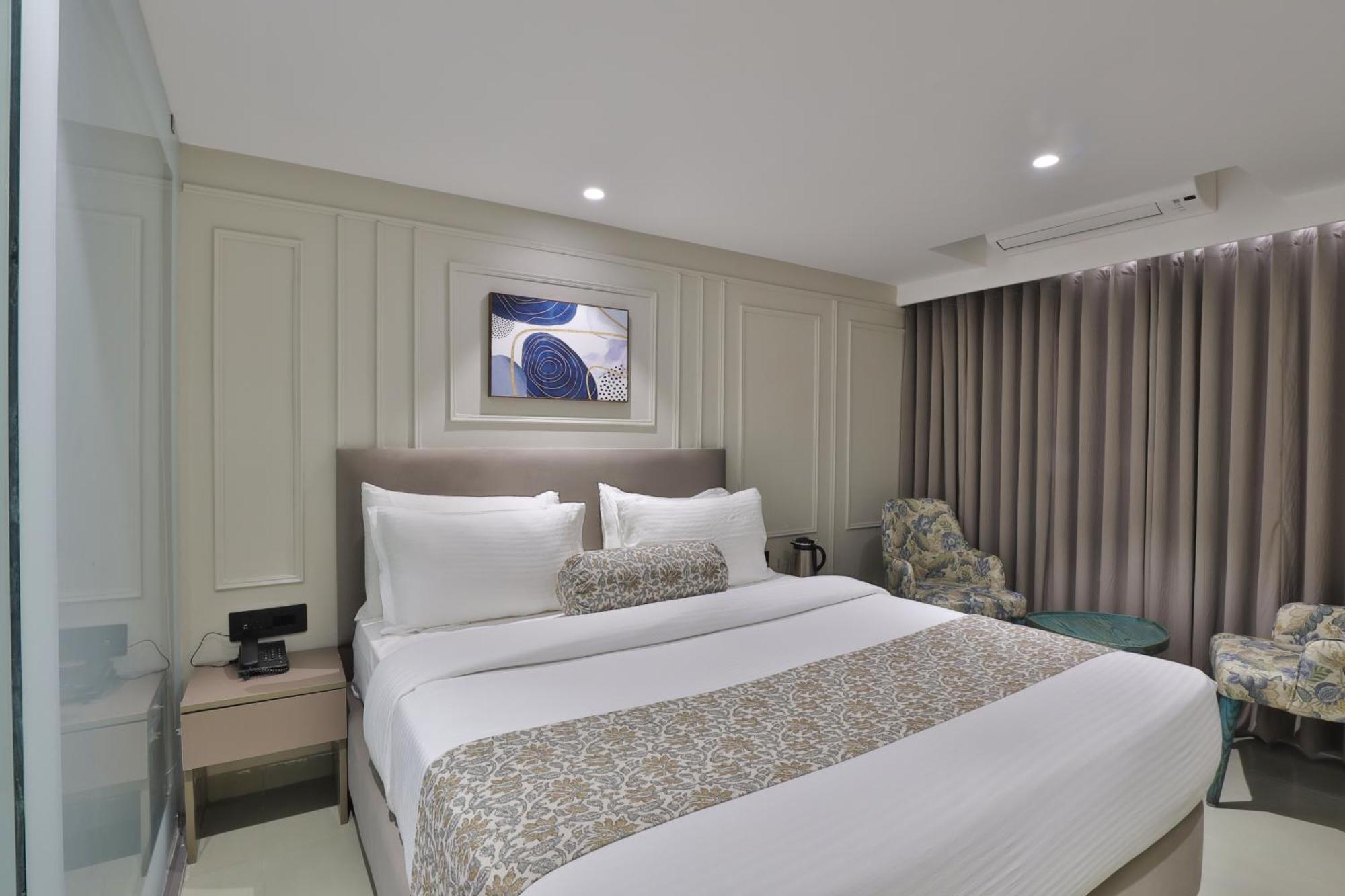 Hotel The Grand Suites 阿穆达巴 外观 照片