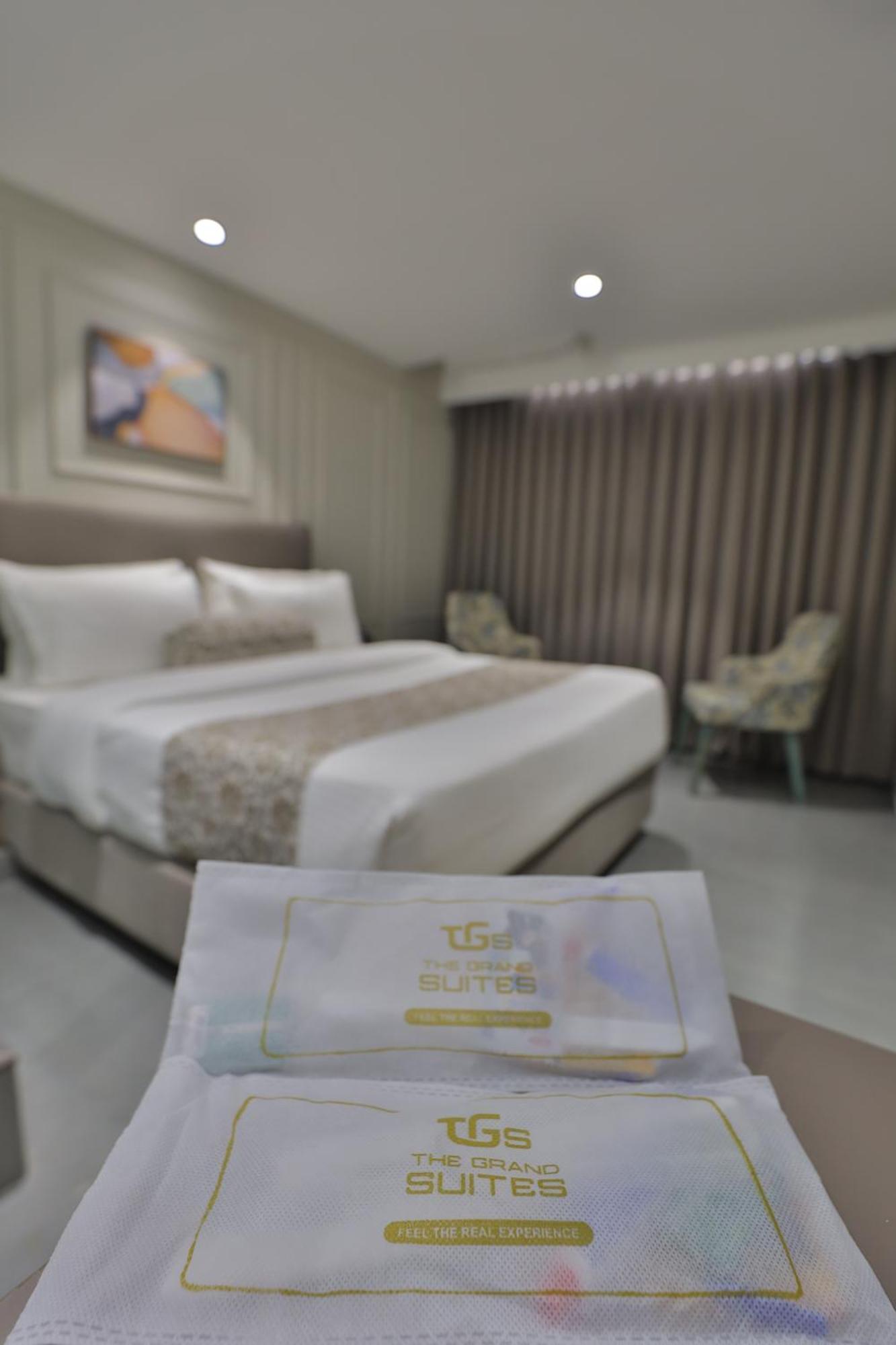 Hotel The Grand Suites 阿穆达巴 外观 照片