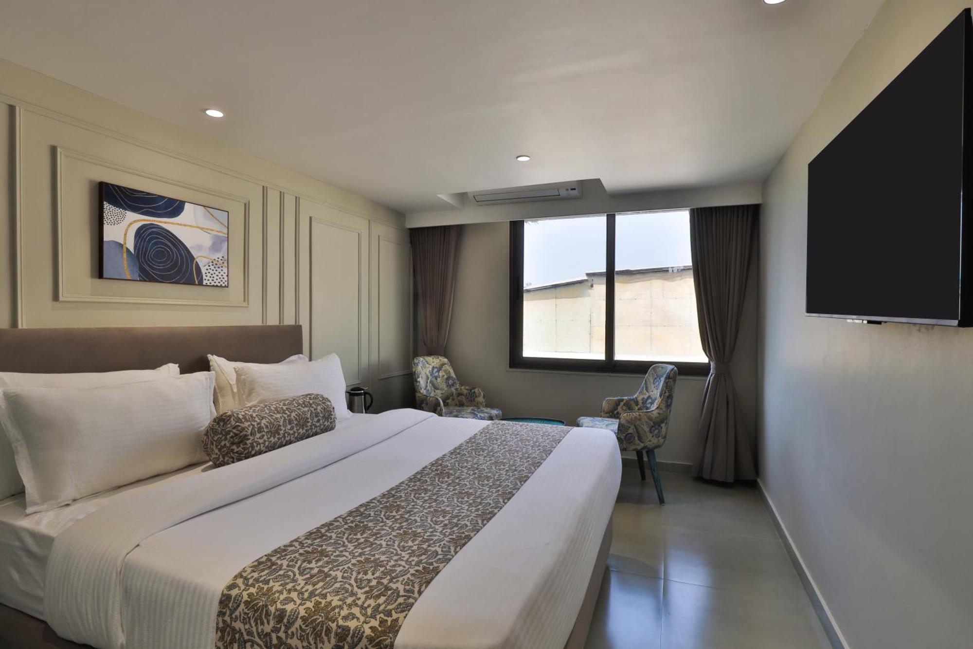 Hotel The Grand Suites 阿穆达巴 外观 照片