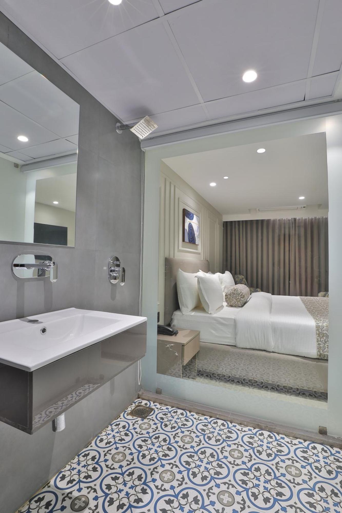 Hotel The Grand Suites 阿穆达巴 外观 照片