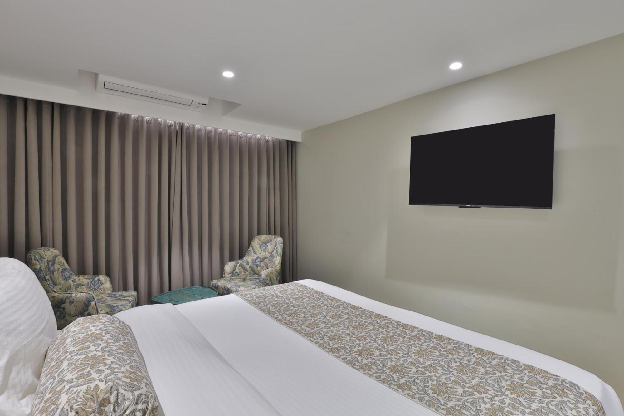 Hotel The Grand Suites 阿穆达巴 外观 照片