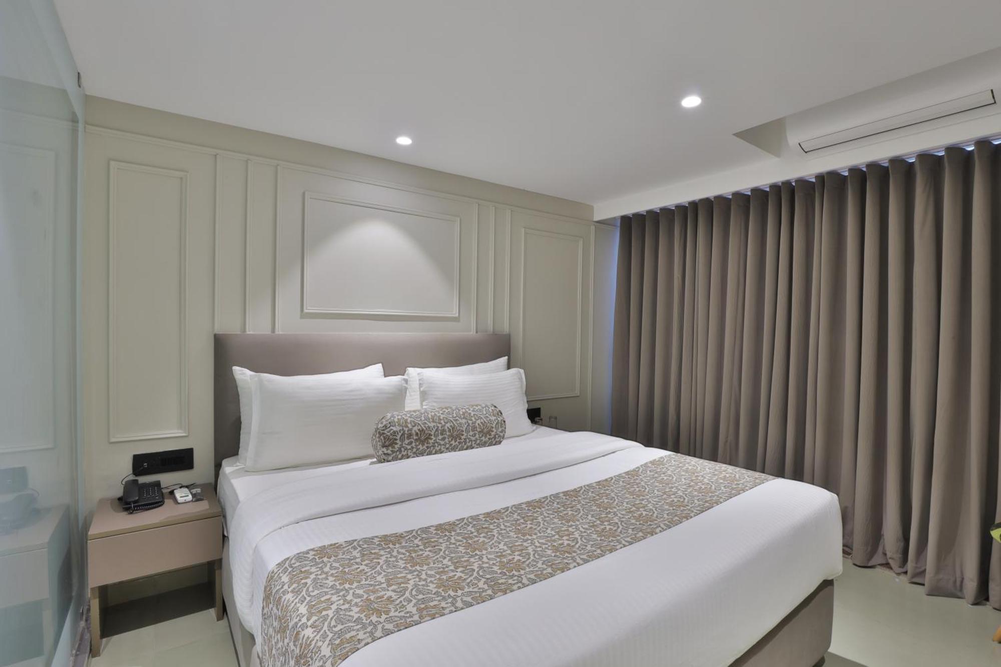 Hotel The Grand Suites 阿穆达巴 外观 照片