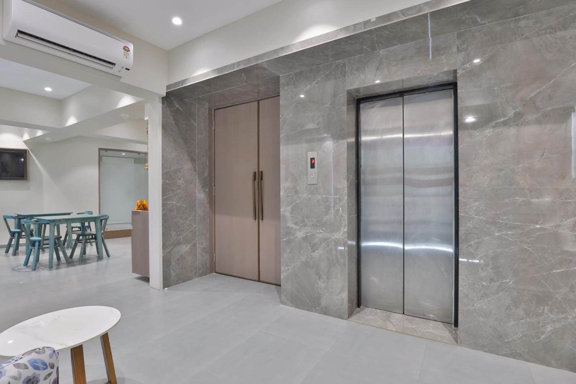 Hotel The Grand Suites 阿穆达巴 外观 照片